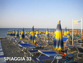 Ombrelloni e lettini della spiaggia 33